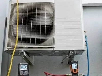 Diagnosi della pressione del gas su un climatizzatore Hisense a Modena