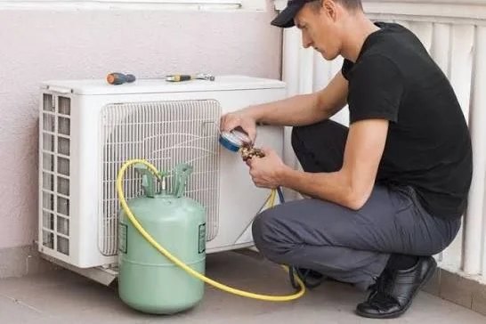 Ricarica gas a peso — un Comfee a Sassuolo Ricarica del gas a peso (R32/R410A) di un Comfee a Sassuolo